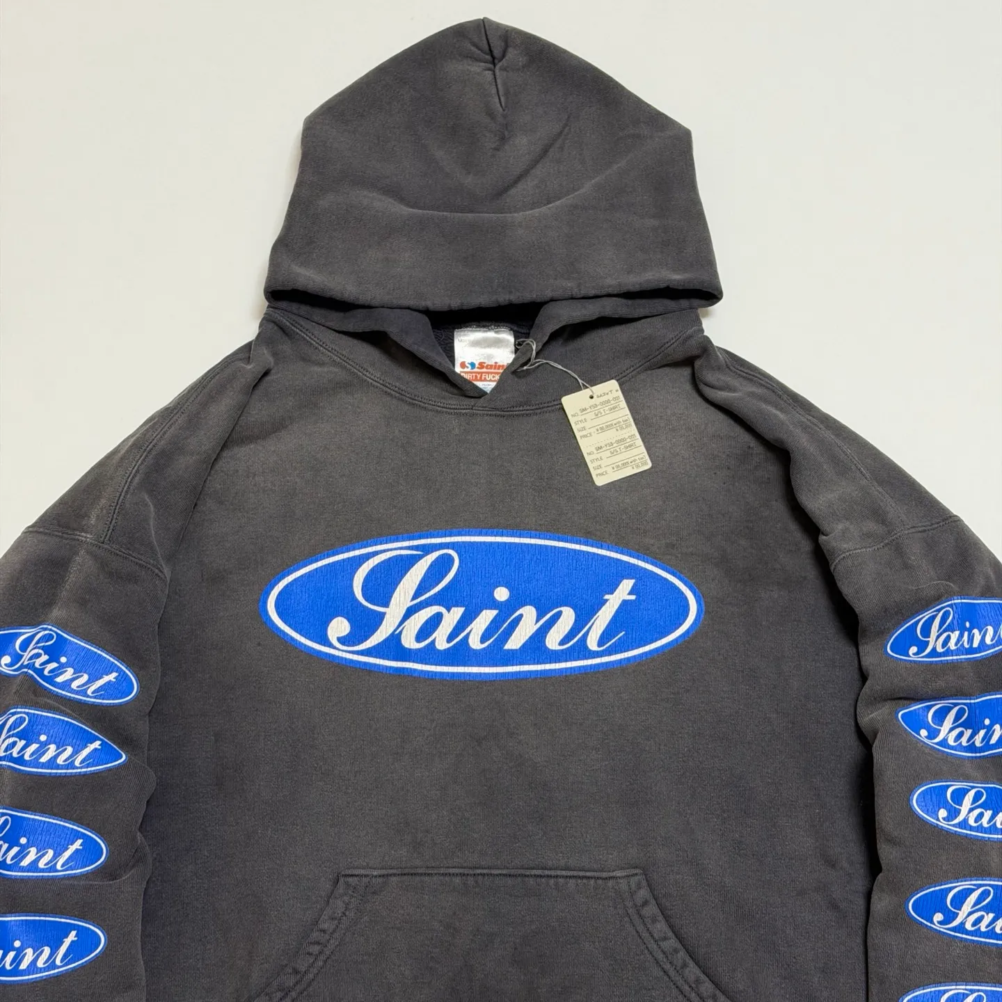 SAINT Mxxxxxx HOODIE/LOVE AMONG/BLK blue SAINT barrage slogan hoodie, washed black S-XL, the latest version, revised many times, the version is closer to the original version, and the street flavor is stronger! Heavy washing with water-sprayed fading process for stronger distressing effect. Handmade wormhole destruction treatment. Authentic level extreme distressed crack printing. The main mark and wash mark are all correct versions.